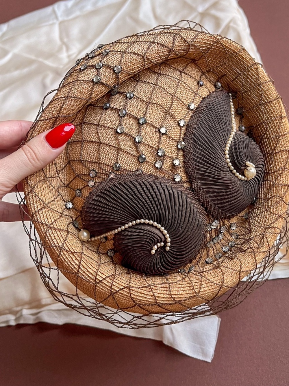 Vintage 1940s Straw Hat With Rhinestones and Brown Netting - Picture 7 of 9